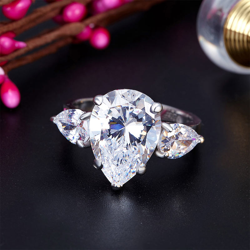 Anillo de diamantes simulados de tres piedras talla pera de 4 quilates en plata de ley