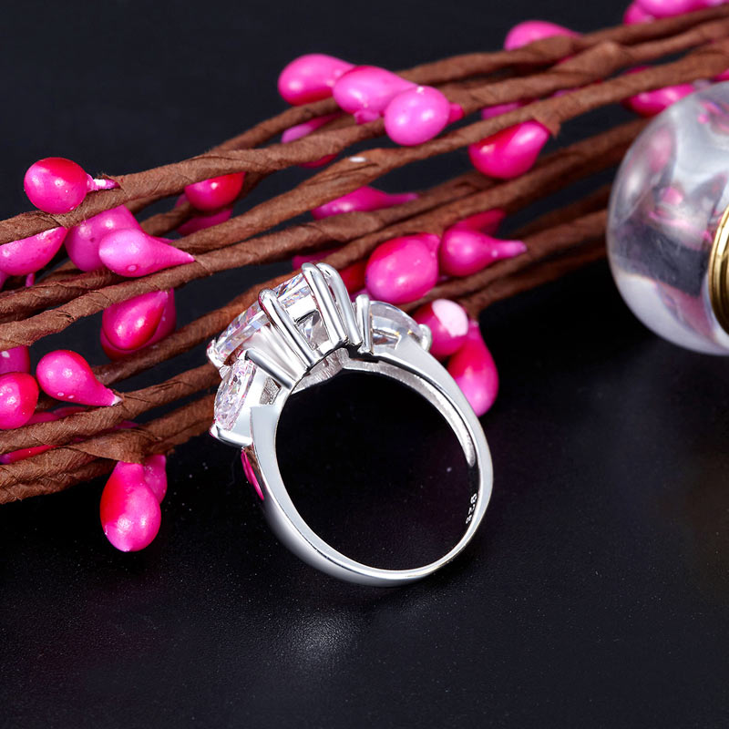 Anillo de diamantes simulados de tres piedras talla pera de 4 quilates en plata de ley