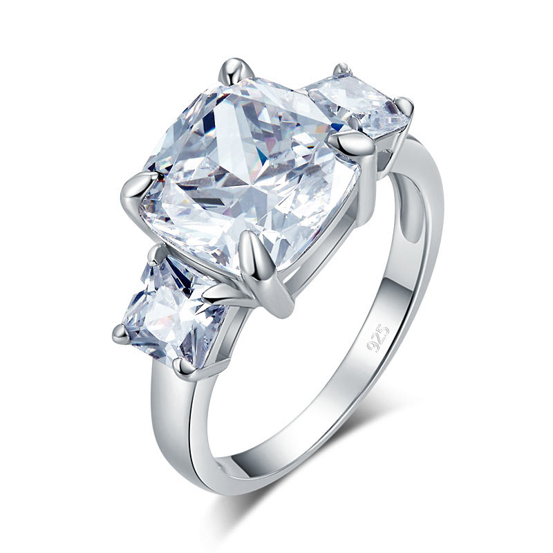 Bague en argent sterling avec trois diamants synthétiques taille coussin de 4 carats