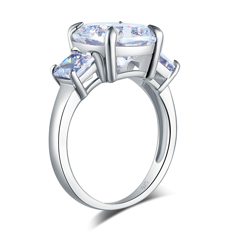 Bague en argent sterling avec trois diamants synthétiques taille coussin de 4 carats