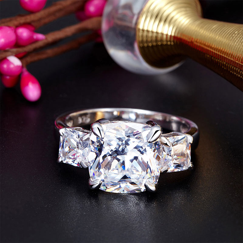 Bague en argent sterling avec trois diamants synthétiques taille coussin de 4 carats