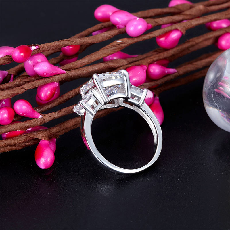 Bague en argent sterling avec trois diamants synthétiques taille coussin de 4 carats