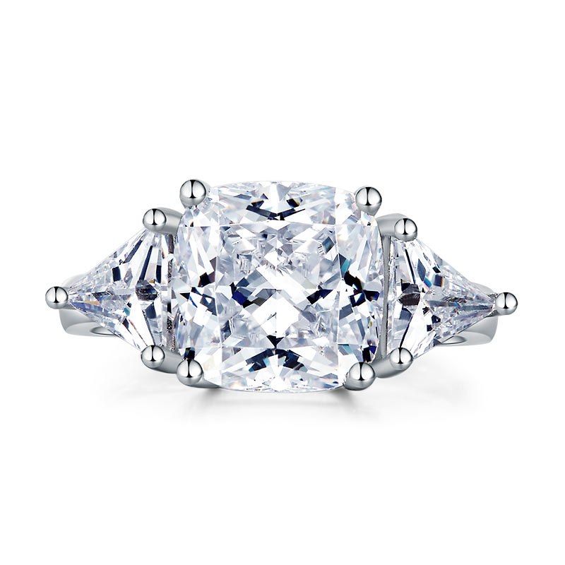 Anillo de diamantes simulados de tres piedras con corte cojín de 4 quilates en plata de ley.
