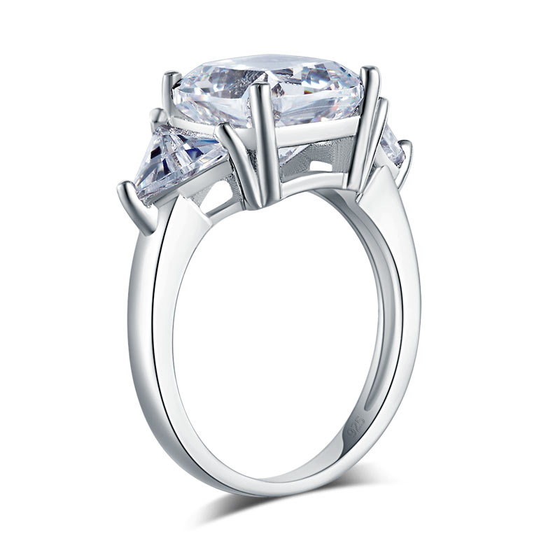 Anillo de diamantes simulados de tres piedras con corte cojín de 4 quilates en plata de ley.