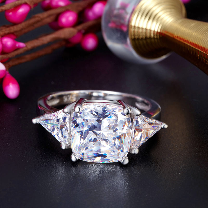 Anillo de diamantes simulados de tres piedras con corte cojín de 4 quilates en plata de ley.