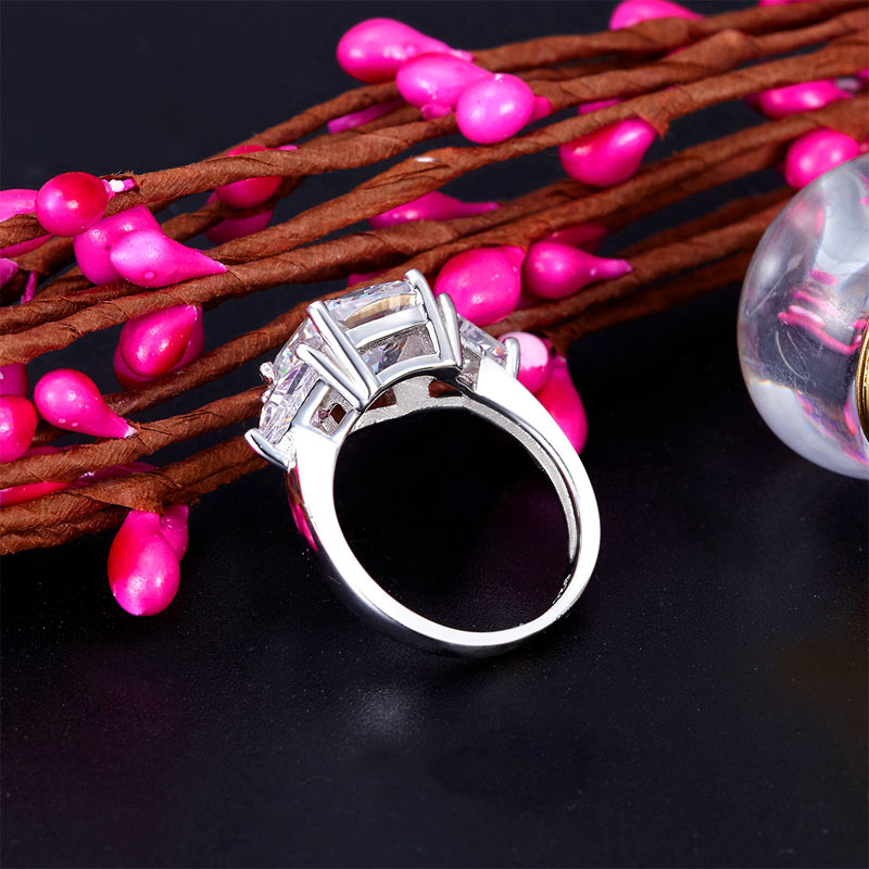 Anillo de diamantes simulados de tres piedras con corte cojín de 4 quilates en plata de ley.