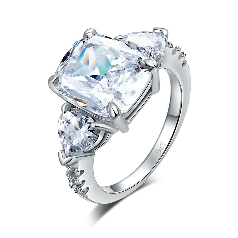 Anillo de diamantes simulados de tres piedras en talla cojín de corazón de 5 quilates en plata de ley