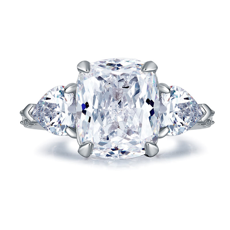 Anillo de diamantes simulados de tres piedras en talla cojín de corazón de 5 quilates en plata de ley