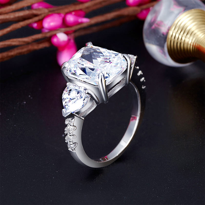 Anillo de diamantes simulados de tres piedras en talla cojín de corazón de 5 quilates en plata de ley