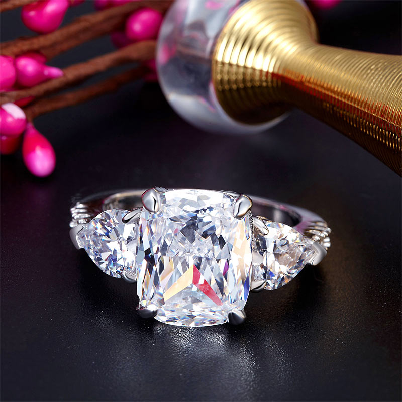 Anillo de diamantes simulados de tres piedras en talla cojín de corazón de 5 quilates en plata de ley