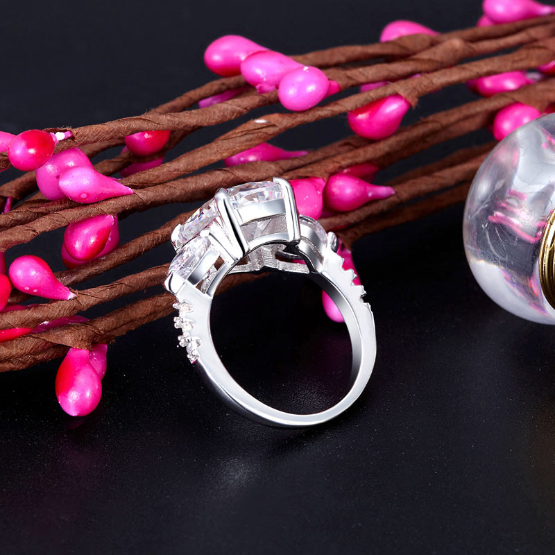 Anillo de diamantes simulados de tres piedras en talla cojín de corazón de 5 quilates en plata de ley