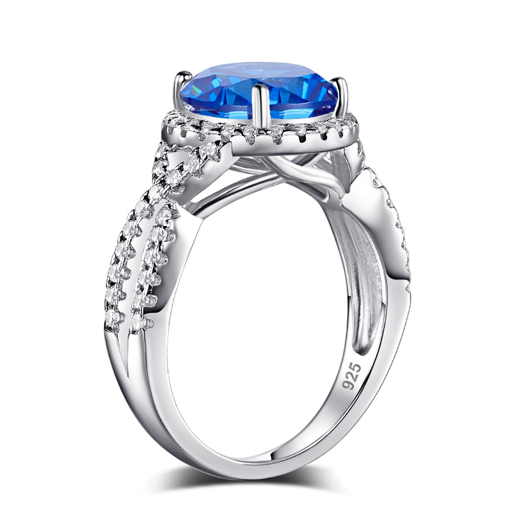 Anillo de 3 quilates con diamante azul simulado de talla brillante redonda y cuerpo retorcido en plata de ley.