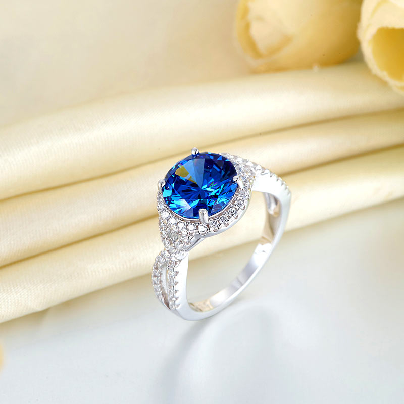 Anillo de 3 quilates con diamante azul simulado de talla brillante redonda y cuerpo retorcido en plata de ley.