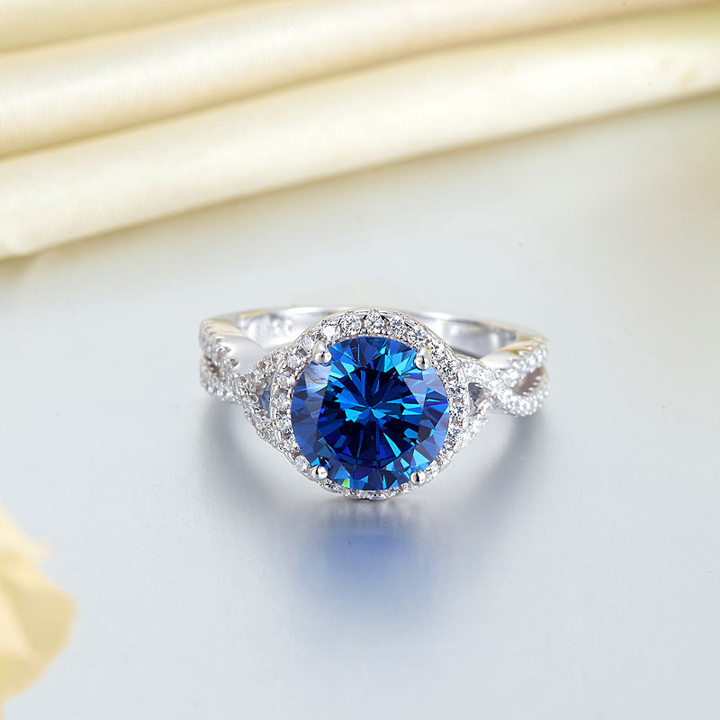 Anillo de 3 quilates con diamante azul simulado de talla brillante redonda y cuerpo retorcido en plata de ley.