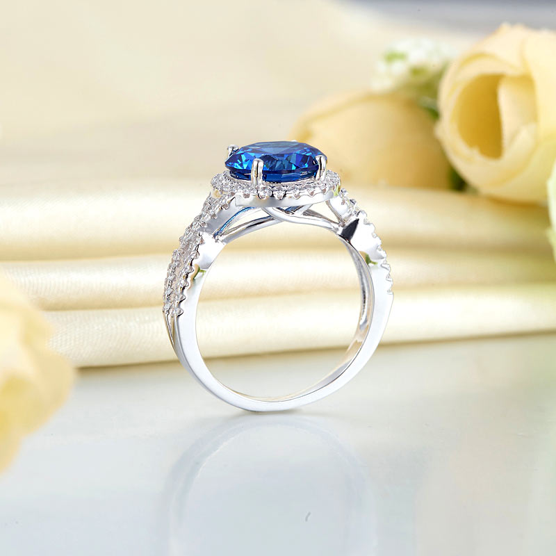 Anillo de 3 quilates con diamante azul simulado de talla brillante redonda y cuerpo retorcido en plata de ley.