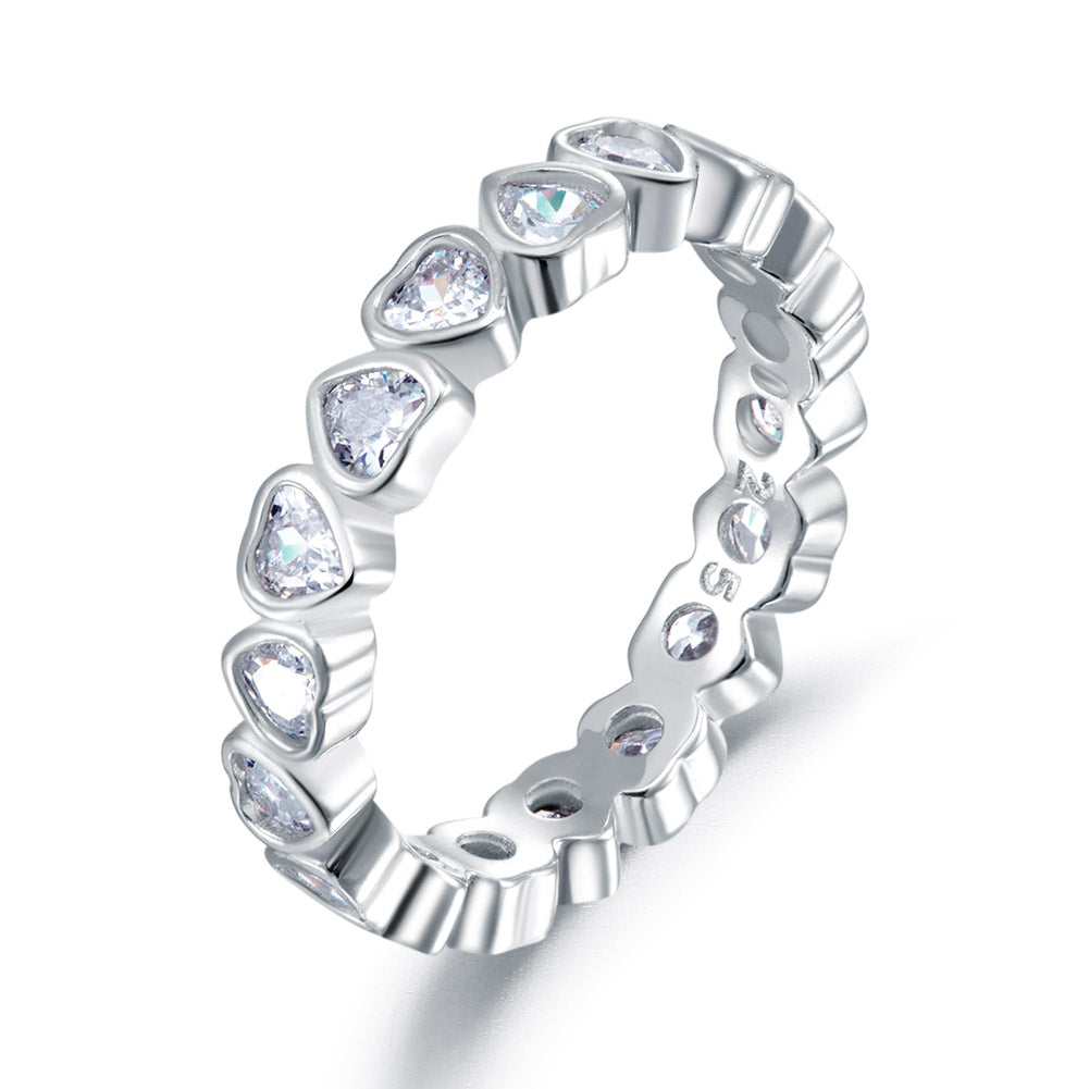 Anillo de eternidad con bisel de diamantes simulados de talla corazón en plata de ley