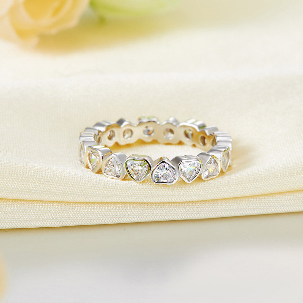 Anillo de eternidad con bisel de diamantes simulados de talla corazón en plata de ley
