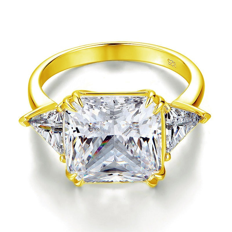 Bague trois diamants taille princesse 8 carats en or jaune et argent sterling