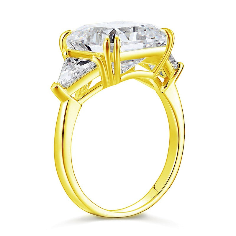 Bague trois diamants taille princesse 8 carats en or jaune et argent sterling