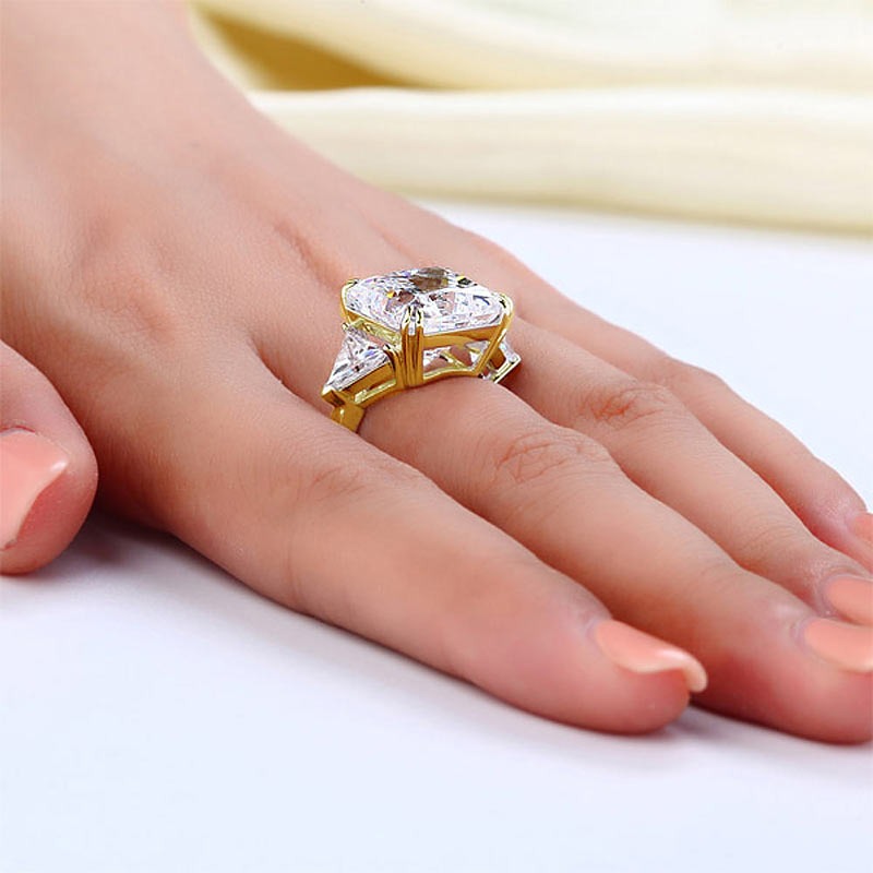 Bague trois diamants taille princesse 8 carats en or jaune et argent sterling