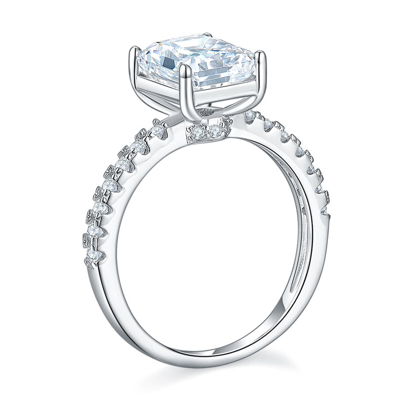 Anillo de compromiso de 3 quilates con diamantes simulados de talla princesa rectangular en plata de ley.