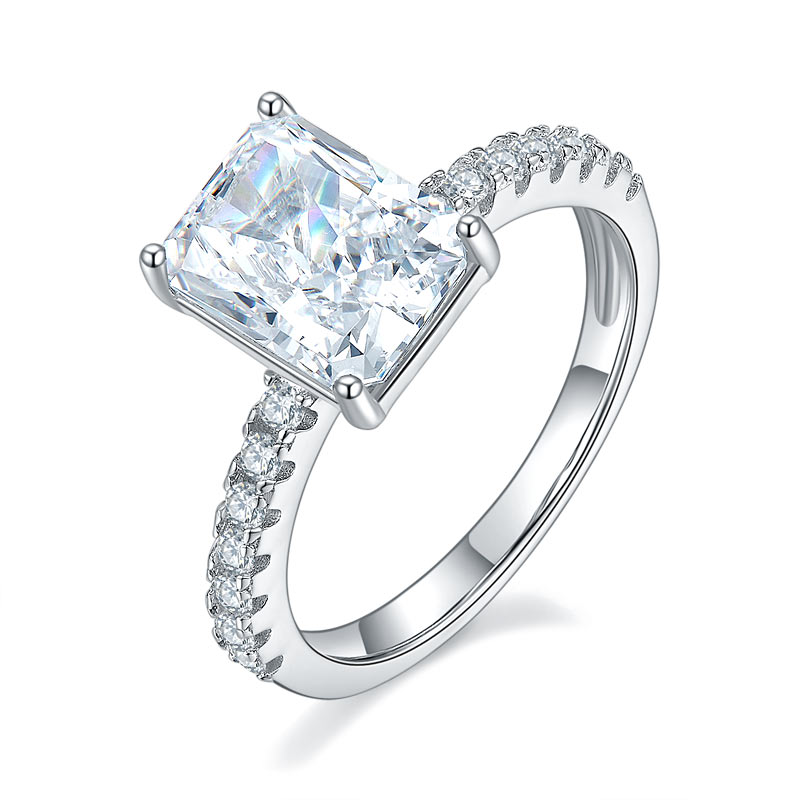 Anillo de compromiso de 3 quilates con diamantes simulados de talla princesa rectangular en plata de ley.