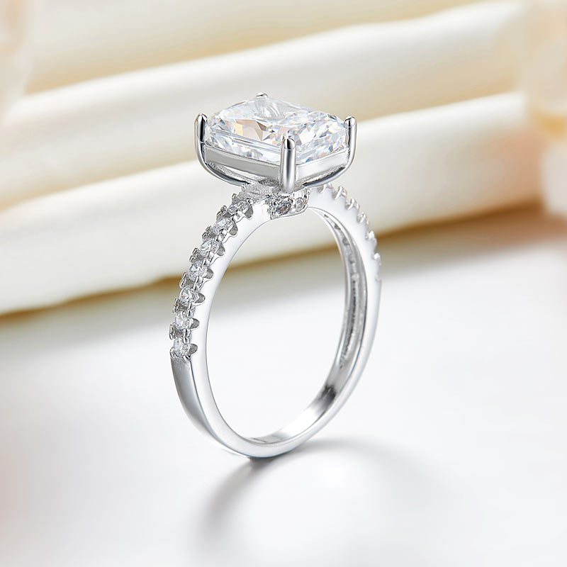 Anillo de compromiso de 3 quilates con diamantes simulados de talla princesa rectangular en plata de ley.