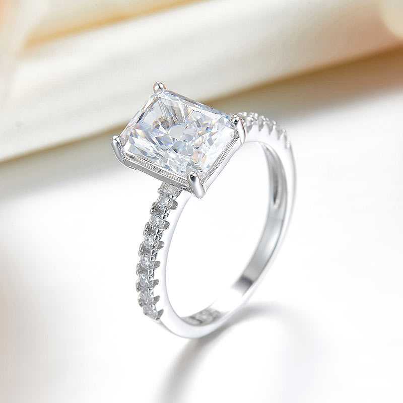 Anillo de compromiso de 3 quilates con diamantes simulados de talla princesa rectangular en plata de ley.