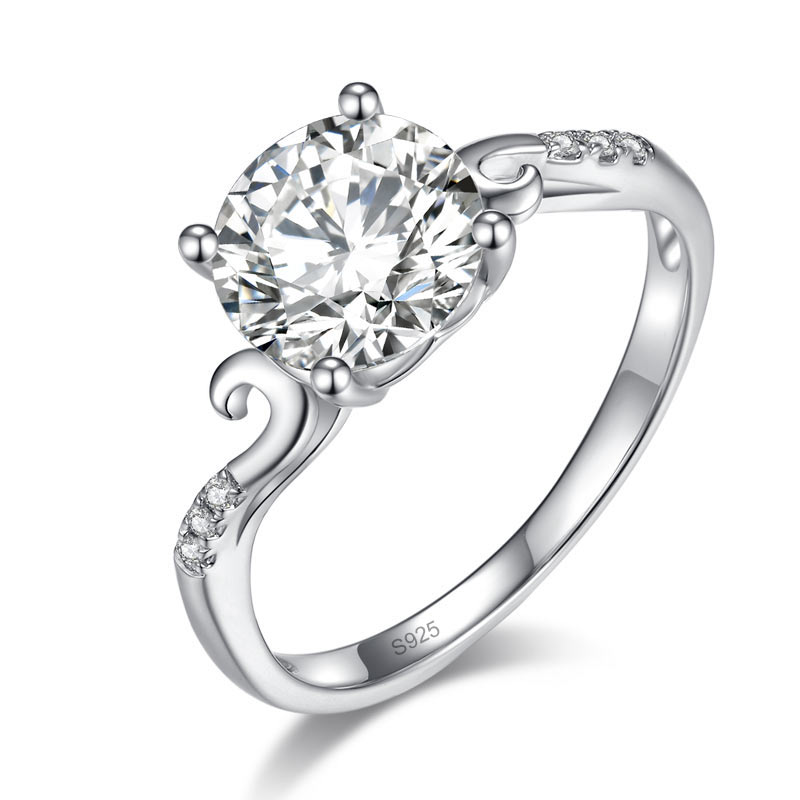 Anillo de compromiso de moissanita redonda de 2 quilates con diamante y cuerpo curvo en plata de ley.