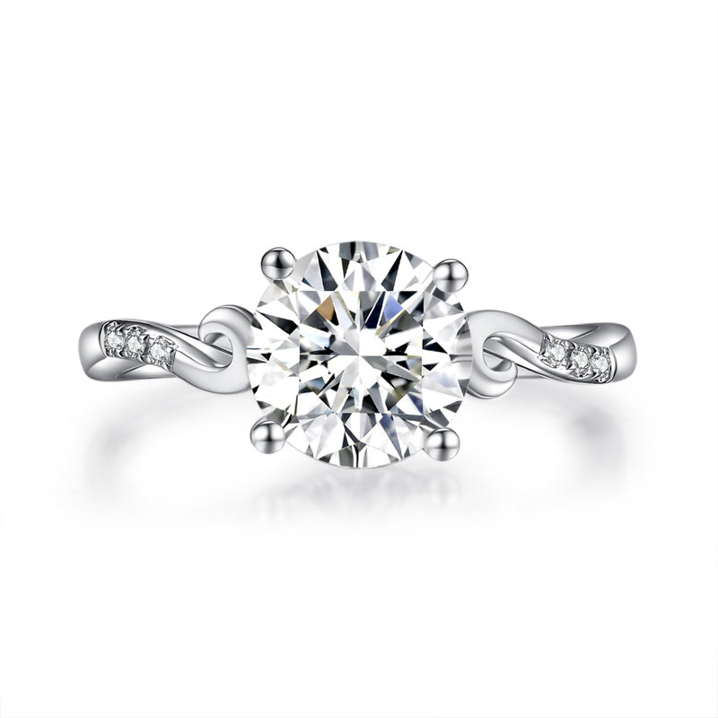 Anillo de compromiso de moissanita redonda de 2 quilates con diamante y cuerpo curvo en plata de ley.
