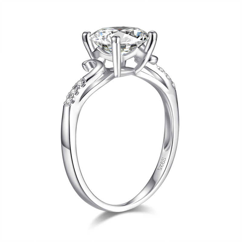 Anillo de compromiso de moissanita redonda de 2 quilates con diamante y cuerpo curvo en plata de ley.