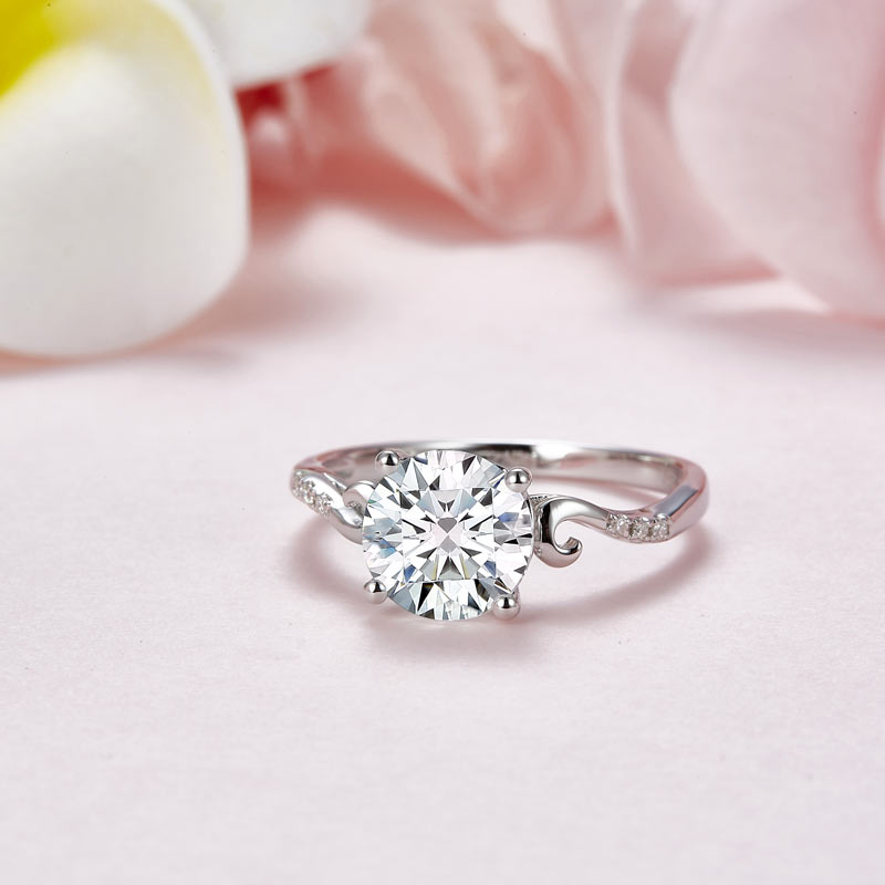 Anillo de compromiso de moissanita redonda de 2 quilates con diamante y cuerpo curvo en plata de ley.