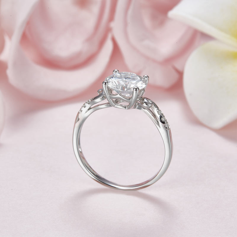 Anillo de compromiso de moissanita redonda de 2 quilates con diamante y cuerpo curvo en plata de ley.