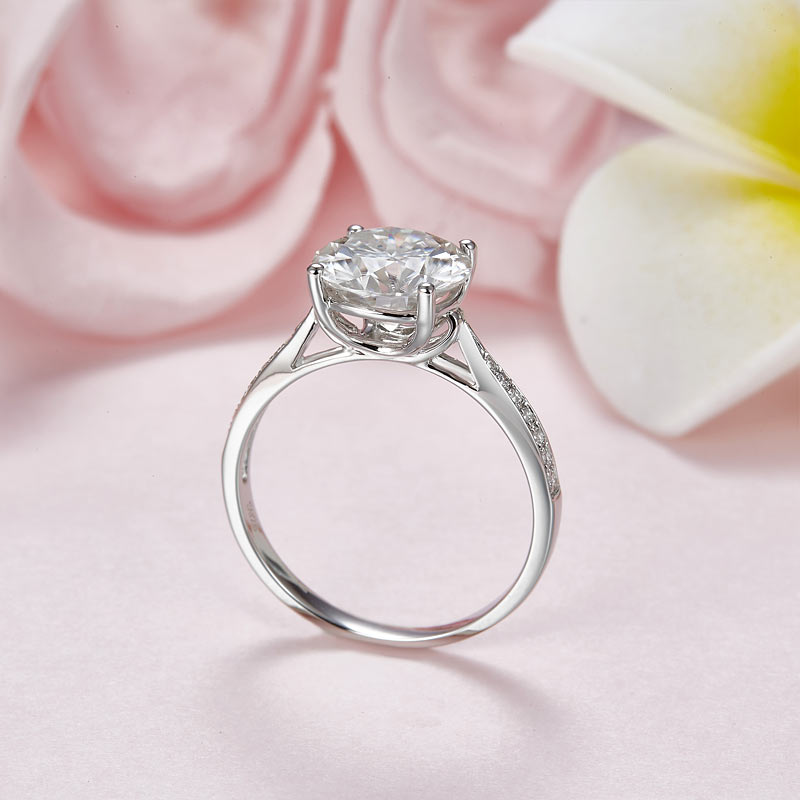 Anillo de compromiso de moissanita redonda de 3 quilates en plata de ley.