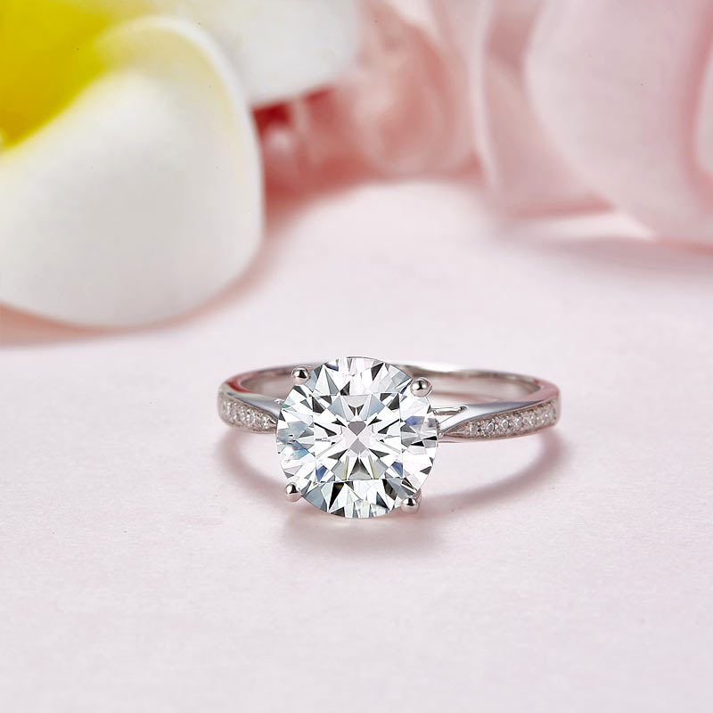 Anillo de compromiso de moissanita redonda de 3 quilates en plata de ley.