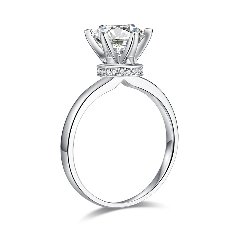 Anillo de compromiso de moissanita redonda de 2 quilates con halo de diamantes en plata de ley.