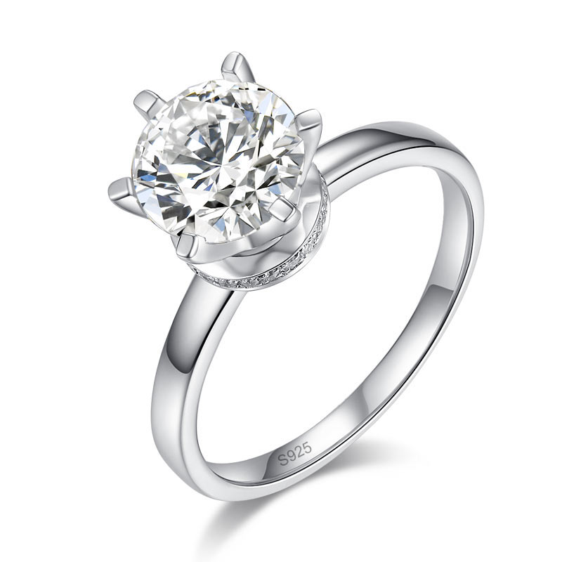 Anillo de compromiso de moissanita redonda de 2 quilates con halo de diamantes en plata de ley.