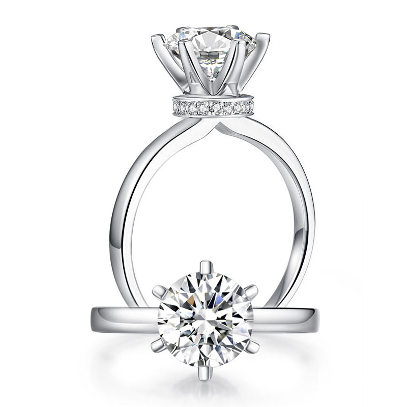 Anillo de compromiso de moissanita redonda de 2 quilates con halo de diamantes en plata de ley.