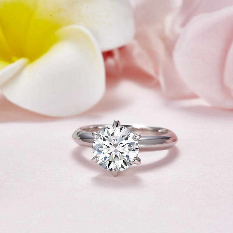 Anillo de compromiso solitario con diamante de moissanita redondo de 3 quilates en plata de ley.