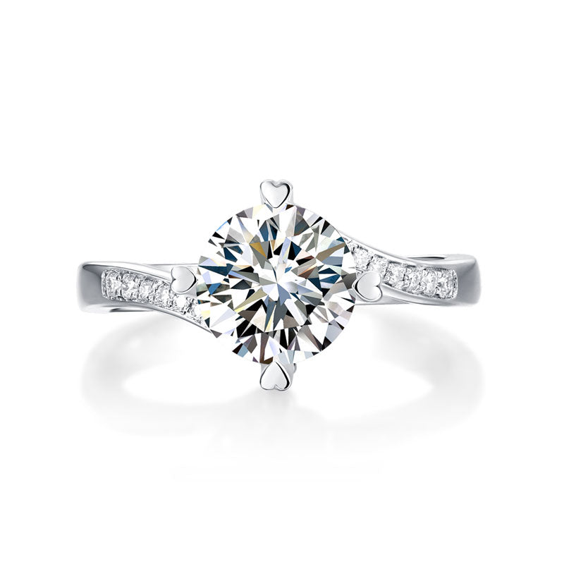 Anillo de compromiso de moissanita redonda de 1,5 quilates con forma de corazón y diamantes en plata de ley.