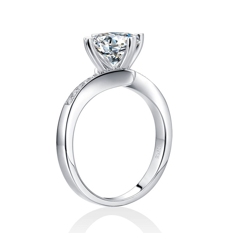 Anillo de compromiso de moissanita redonda de 1,5 quilates con forma de corazón y diamantes en plata de ley.