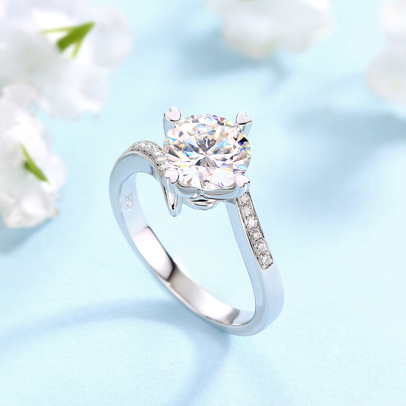Anillo de compromiso de moissanita redonda de 1,5 quilates con forma de corazón y diamantes en plata de ley.