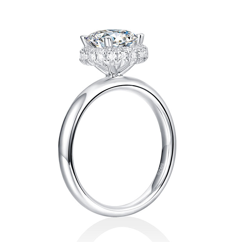 Anillo de compromiso de moissanita redonda de 1,5 quilates con halo de diamantes en plata de ley.