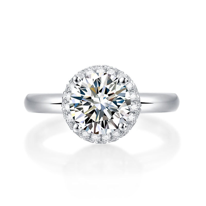 Anillo de compromiso de moissanita redonda de 1,5 quilates con halo de diamantes en plata de ley.
