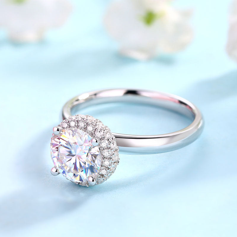 Anillo de compromiso de moissanita redonda de 1,5 quilates con halo de diamantes en plata de ley.