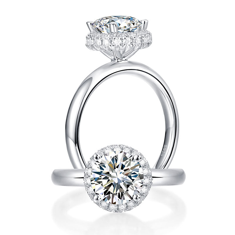 Anillo de compromiso de moissanita redonda de 1,5 quilates con halo de diamantes en plata de ley.