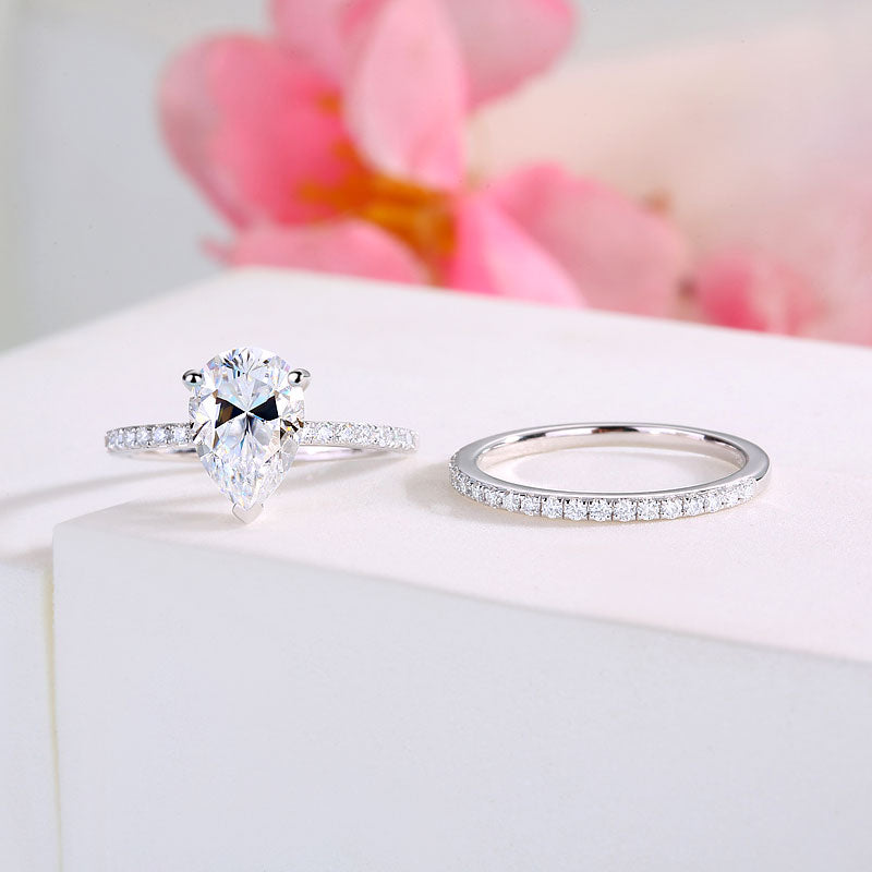 Conjunto nupcial de moissanita de 2 quilates con corte de pera y diamantes en plata de ley.