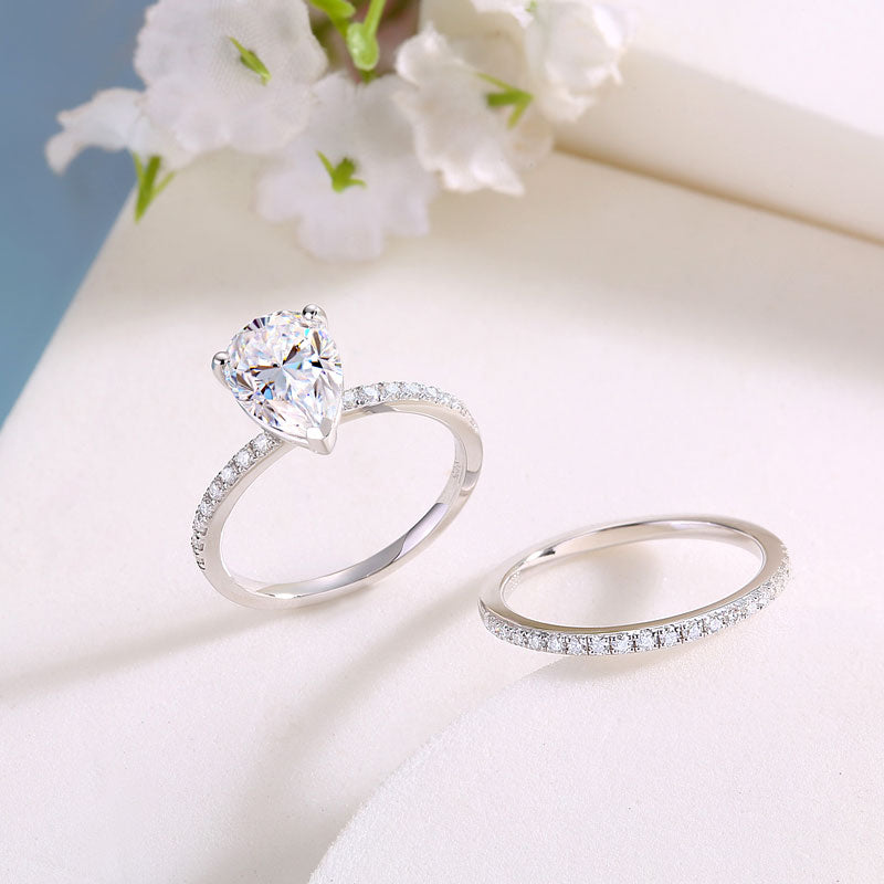 Conjunto nupcial de moissanita de 2 quilates con corte de pera y diamantes en plata de ley.