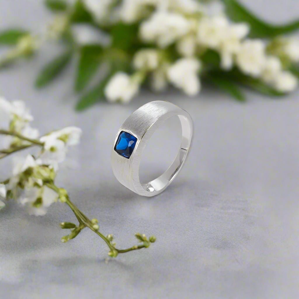 Anillo de plata de ley con piedras preciosas