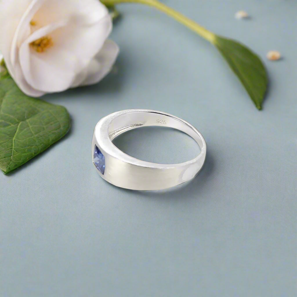 Anillo de plata de ley con piedras preciosas